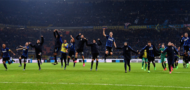 41岁场均21.9分！湖人给詹姆斯球衣加补丁，雷迪克重提他首秀细节