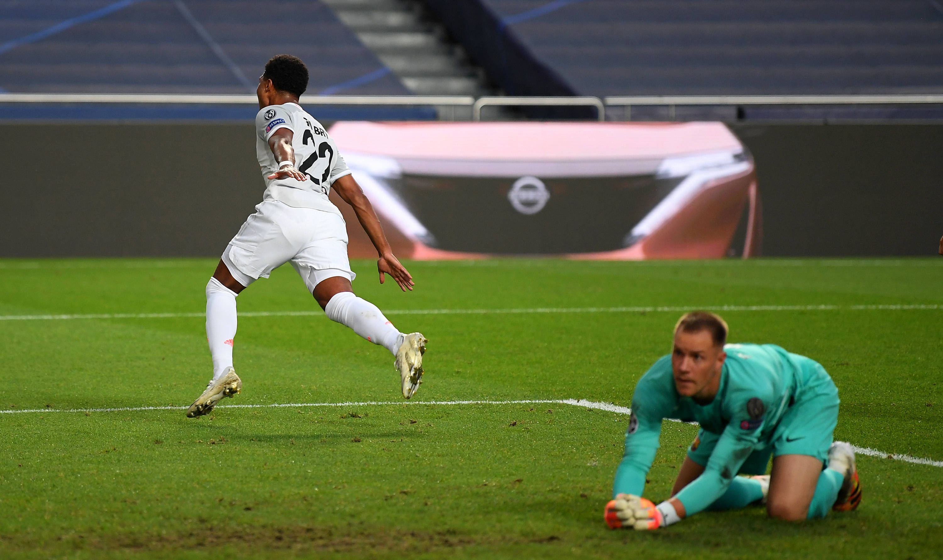 19投10中独砍30+8+8，詹姆斯主宰战局，夺回球权稳过东契奇